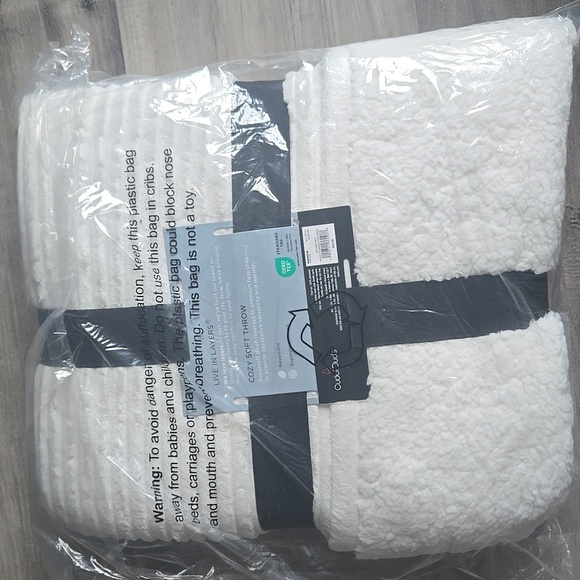 Cuddl Duds Ivory Rib Plush to Sherpa Throw 50'' x 60" - Picture 5 of 5